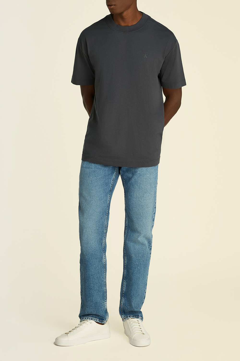 תמונת כל הלוק של חולצת טי עם הדפס בגב